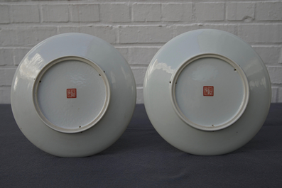 Een paar Chinese polychrome schotels met winterlandschapsdecor, Republiek, 20e eeuw
